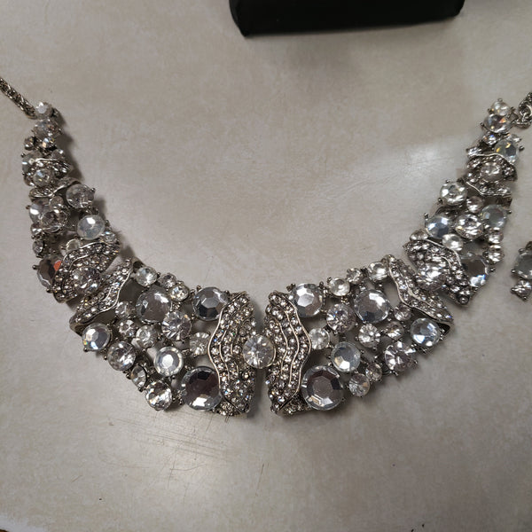 Rhinestone wing design necklace set