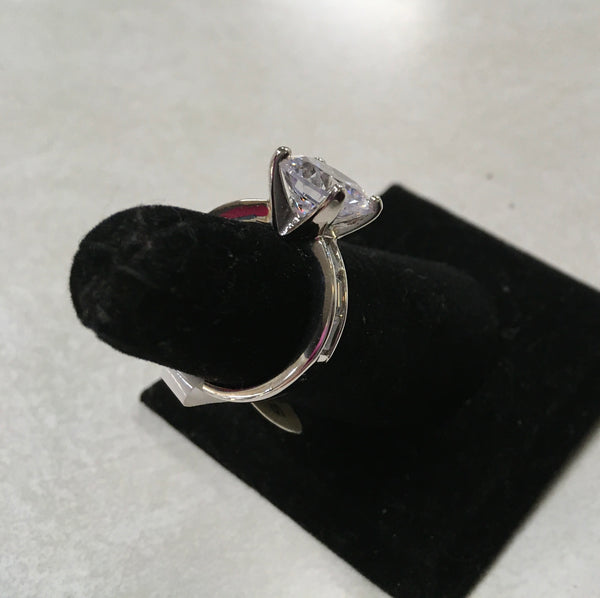 Single solitaire fashion ring