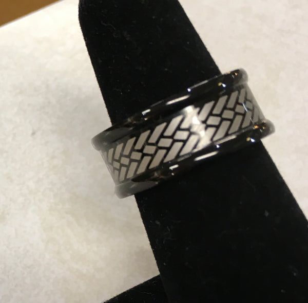 Tire thread design on black men’s ring size 10