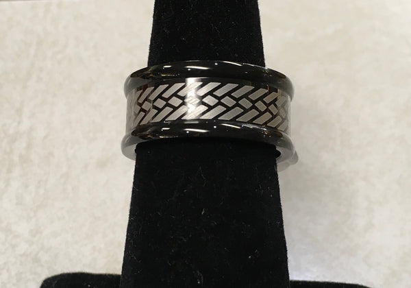 Tire thread design on black men’s ring size 10