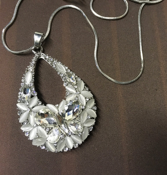 White flowers with rhinestones pendant necklace