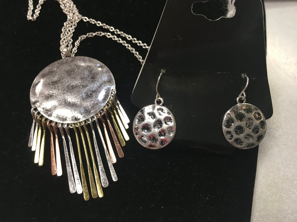 Tri color fringe hammered pendant necklace with earrings