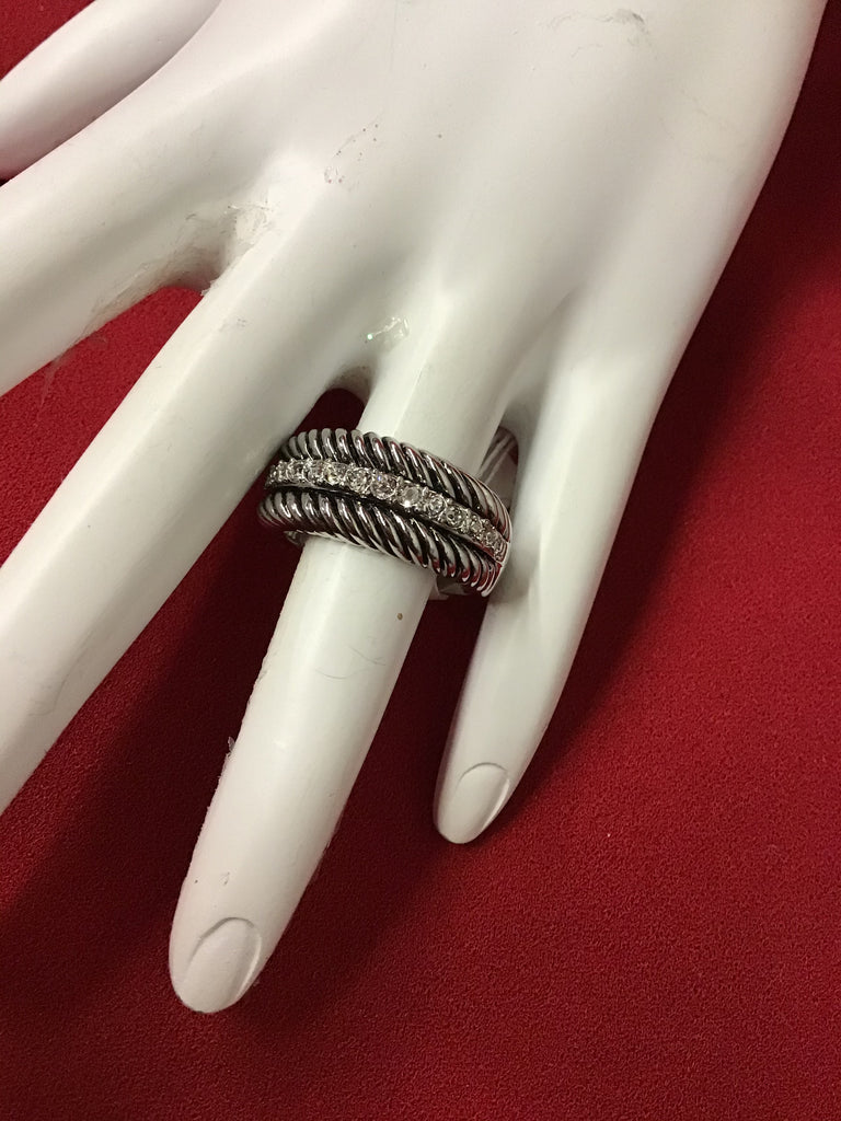 Silver twisted band ring with a bar of rhinestone set through the center size 8