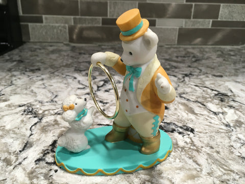 Collector Avon 1993 Magnificent Circus Bear ringmaster figurine Vintage